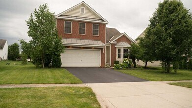 1664 Boxwood Dr in Lewis Center, OH - Building Photo - Building Photo