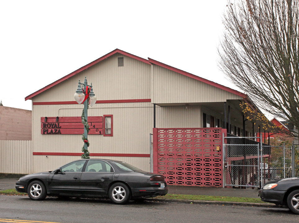 Royal Plaza in Tacoma, WA - Foto de edificio