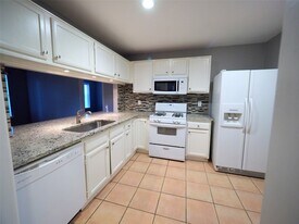 2812 Pickett Dr in League City, TX - Building Photo