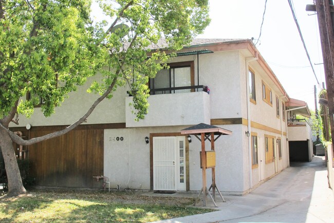 2400 Seneca St in Pasadena, CA - Foto de edificio - Building Photo