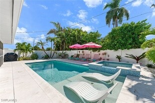 690 100th Ave N in Naples, FL - Building Photo