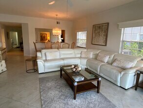 3576 Windjammer Cir, Unit Naples Bay Golf Community in Naples, FL - Foto de edificio - Building Photo