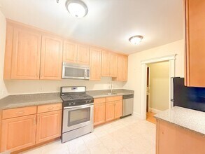 118 Riverway, Unit 6 in Boston, MA - Building Photo - Building Photo