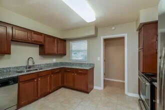 625 Holland Ave in Temple Terrace, FL - Foto de edificio - Building Photo