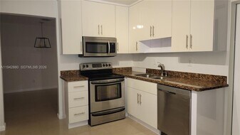 670 NE 179th Terrace in Miami, FL - Building Photo