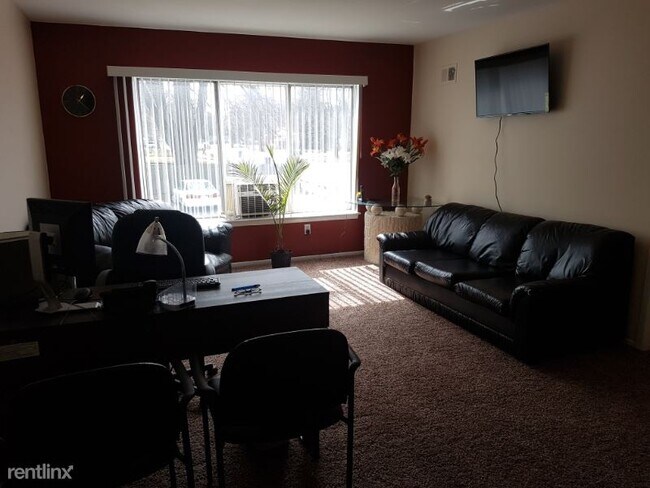 24651 W McNichols Rd in Detroit, MI - Foto de edificio - Building Photo