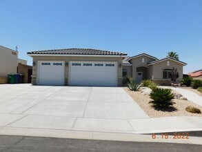 2313 S Del Rosa Dr in Ridgecrest, CA - Building Photo - Building Photo