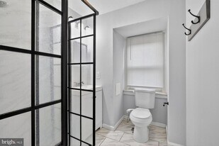 129 W Susquehanna Ave in Philadelphia, PA - Building Photo