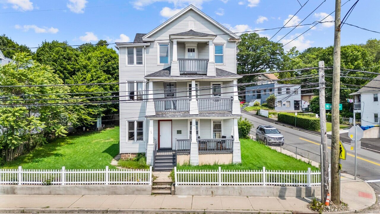 1105 N Main St in Waterbury, CT - Building Photo