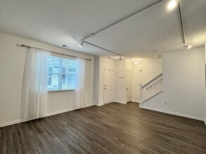 5056 Hawkins Ml Wy in Virginia Beach, VA - Foto de edificio - Building Photo