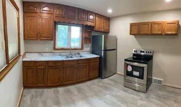 809 E 11th St in Muscatine, IA - Building Photo - Building Photo