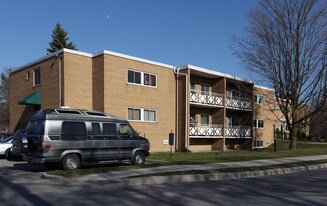 305 Sandford St in Newmarket, ON - Building Photo