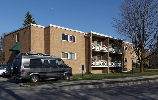 305 Sandford St in Newmarket, ON - Building Photo - Primary Photo