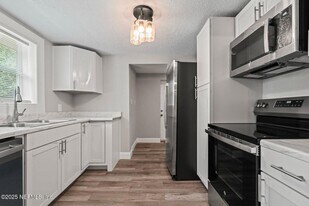 2202 Mc Millan St in Jacksonville, FL - Building Photo