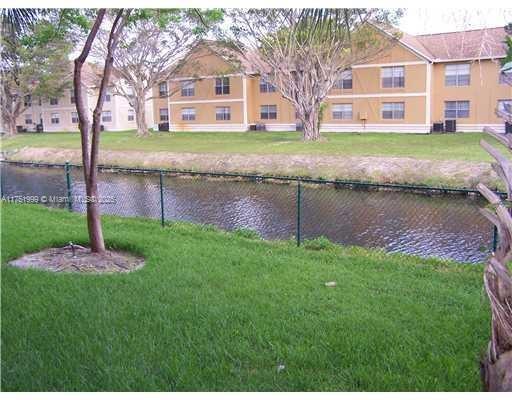 7900 NW 6th St in Pembroke Pines, FL - Foto de edificio