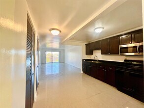 3120 N Pine Island Rd in Sunrise, FL - Building Photo - Building Photo