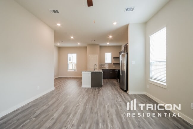 9835 Willow Creek Commerce Dr in Tomball, TX - Building Photo - Building Photo