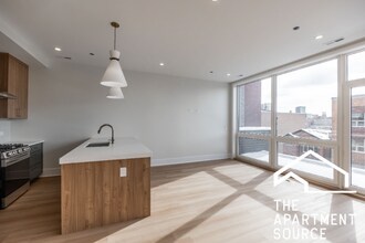 1620 W Grand Ave in Chicago, IL - Foto de edificio - Building Photo