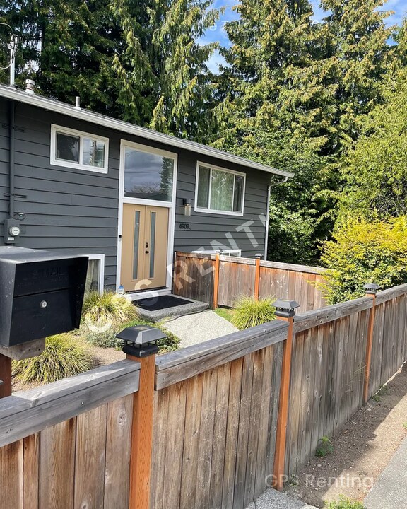 4909 216th Pl SW in Mountlake Terrace, WA - Building Photo