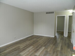 904 SE 10th St in Des Moines, IA - Foto de edificio - Building Photo