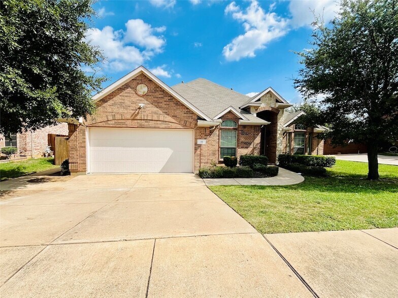 11 Beechcreek Dr in Edgecliff Village, TX - Building Photo