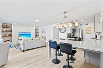 1910 Gulf Shore Blvd N in Naples, FL - Foto de edificio - Building Photo