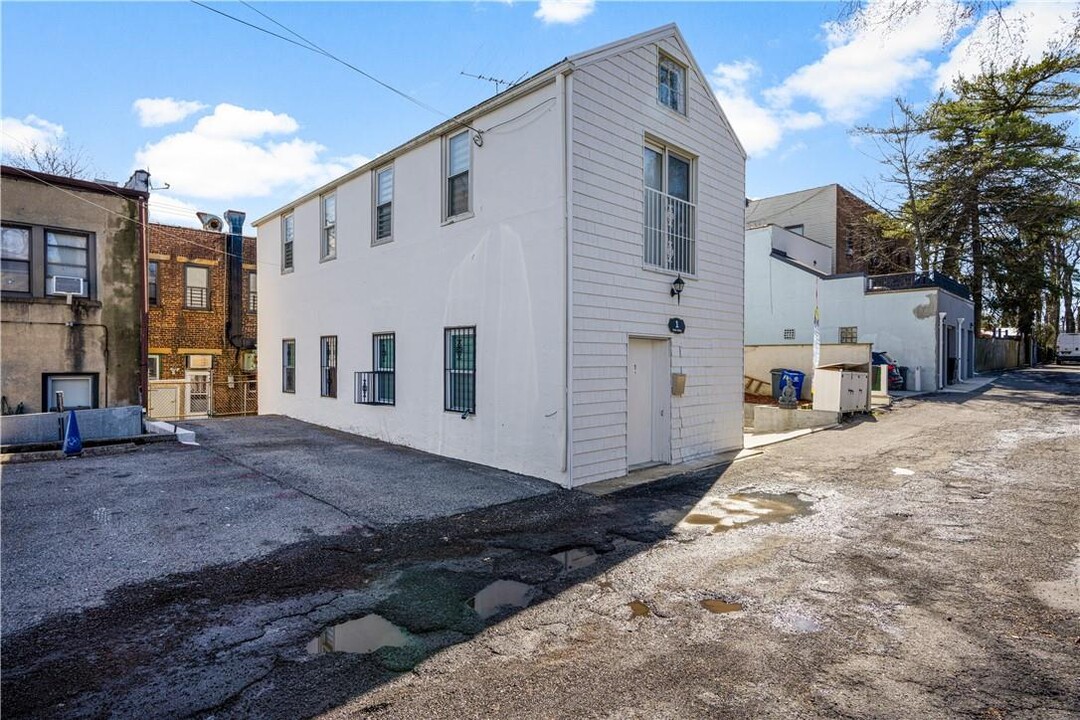 1 Post Alley in Larchmont, NY - Building Photo