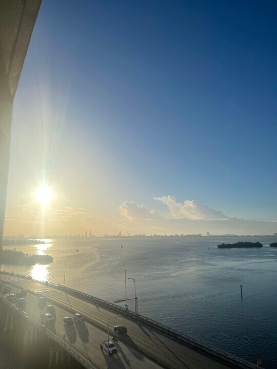 7951 NE Bayshore Ct in Miami, FL - Building Photo