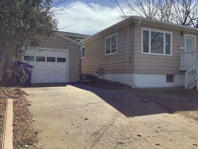 345 W 8th St in Dickinson, ND - Building Photo - Building Photo