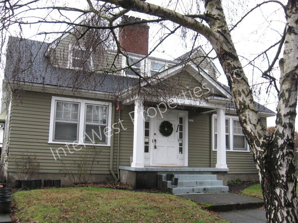 2345-2345 SE Pine St in Portland, OR - Foto de edificio