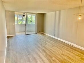 320 NE 12th Ave in Hallandale Beach, FL - Building Photo - Building Photo