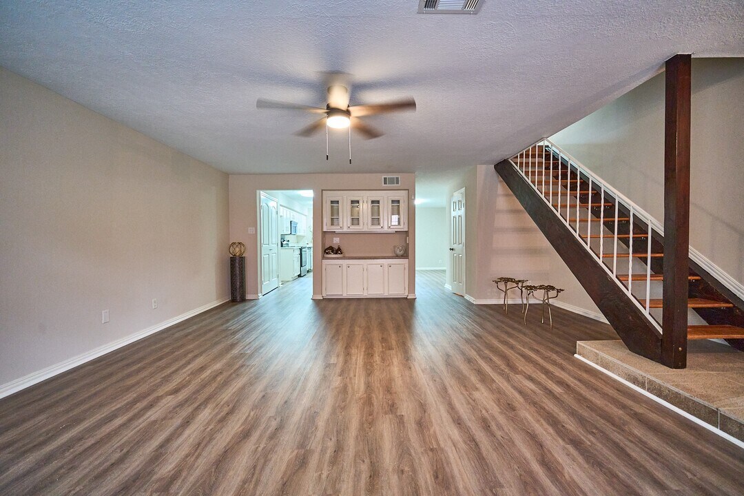 10818 Briar Forest Dr in Houston, TX - Building Photo
