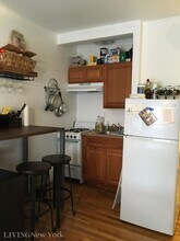 319 W 29th St in New York, NY - Building Photo - Building Photo