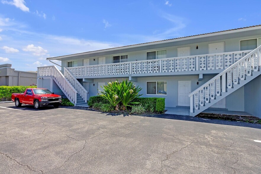 560 NE 46th St in Boca Raton, FL - Building Photo