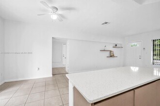 1050 NE 156th St in North Miami Beach, FL - Foto de edificio - Building Photo
