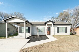 5815 Tree View St in San Antonio, TX - Building Photo