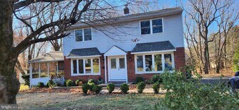 25 Lower Hilltop Rd in Yardley, PA - Building Photo