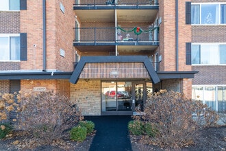 Mallard Cove in Arlington Heights, IL - Building Photo - Building Photo