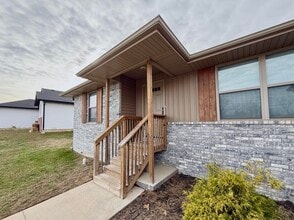 633 S Southgate Dr in Nixa, MO - Foto de edificio - Building Photo