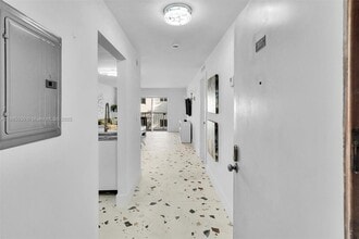 3527 NE 168th St in North Miami Beach, FL - Building Photo - Building Photo