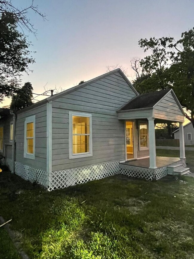 702 Rosedale St in La Marque, TX - Building Photo - Building Photo