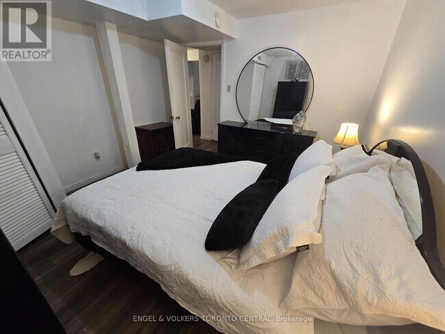 9 Shademaster Ct in Toronto, ON - Building Photo - Building Photo