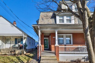 1104 Elm St in Bethlehem, PA - Building Photo