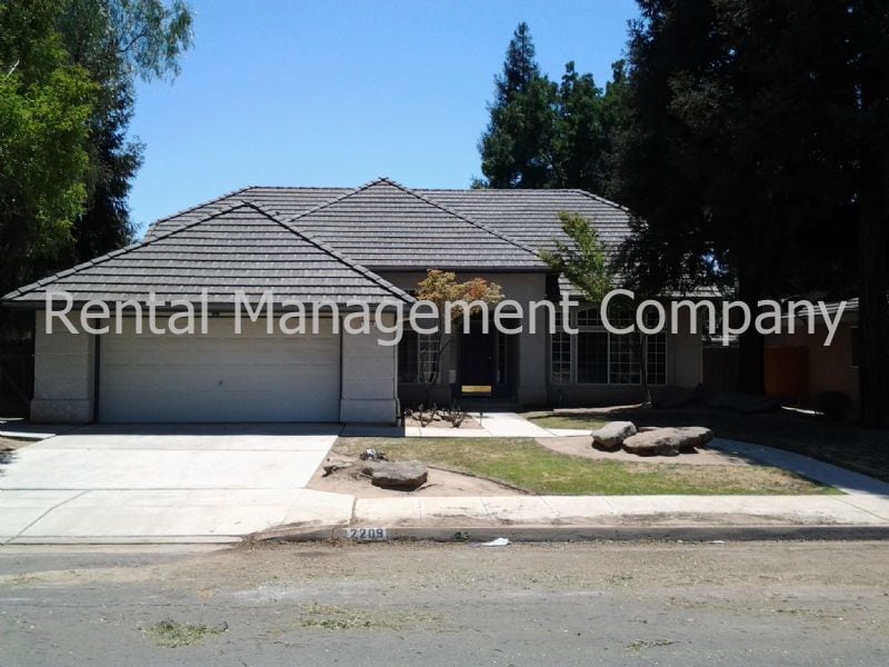 2209 E Christopher Dr in Fresno, CA - Building Photo