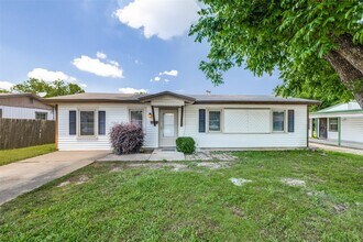 5241 E Berry St in Fort Worth, TX - Building Photo - Building Photo