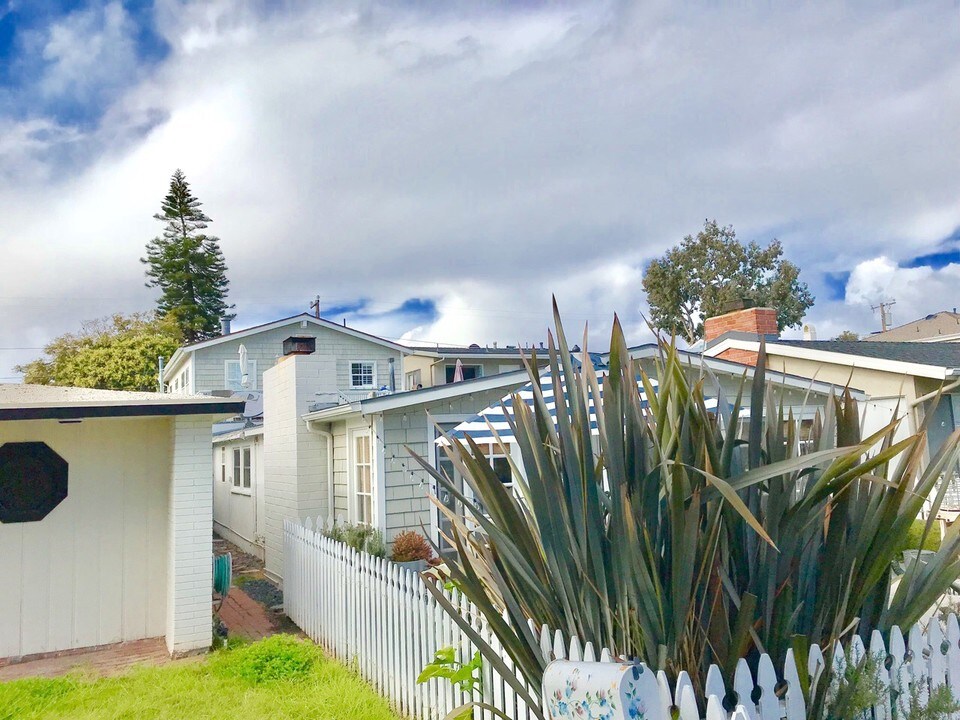 511 Poinsettia Ave in Newport Beach, CA - Building Photo
