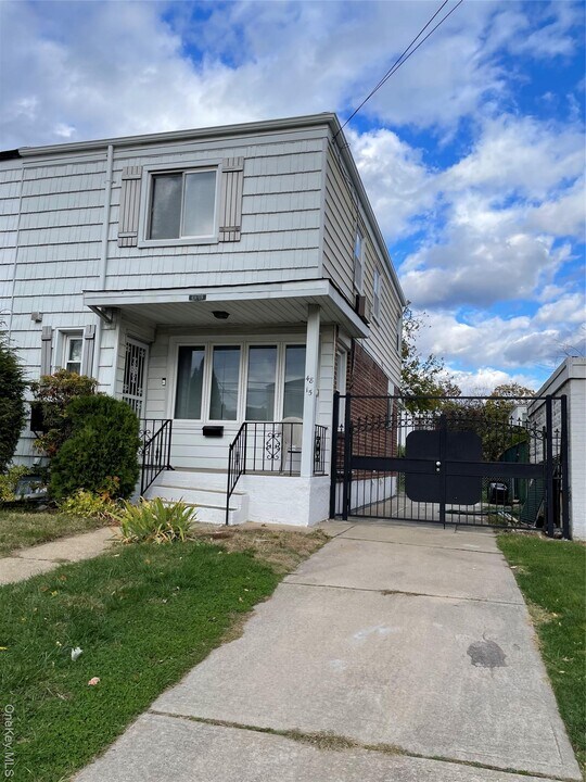 48-15 203rd St in Queens, NY - Building Photo