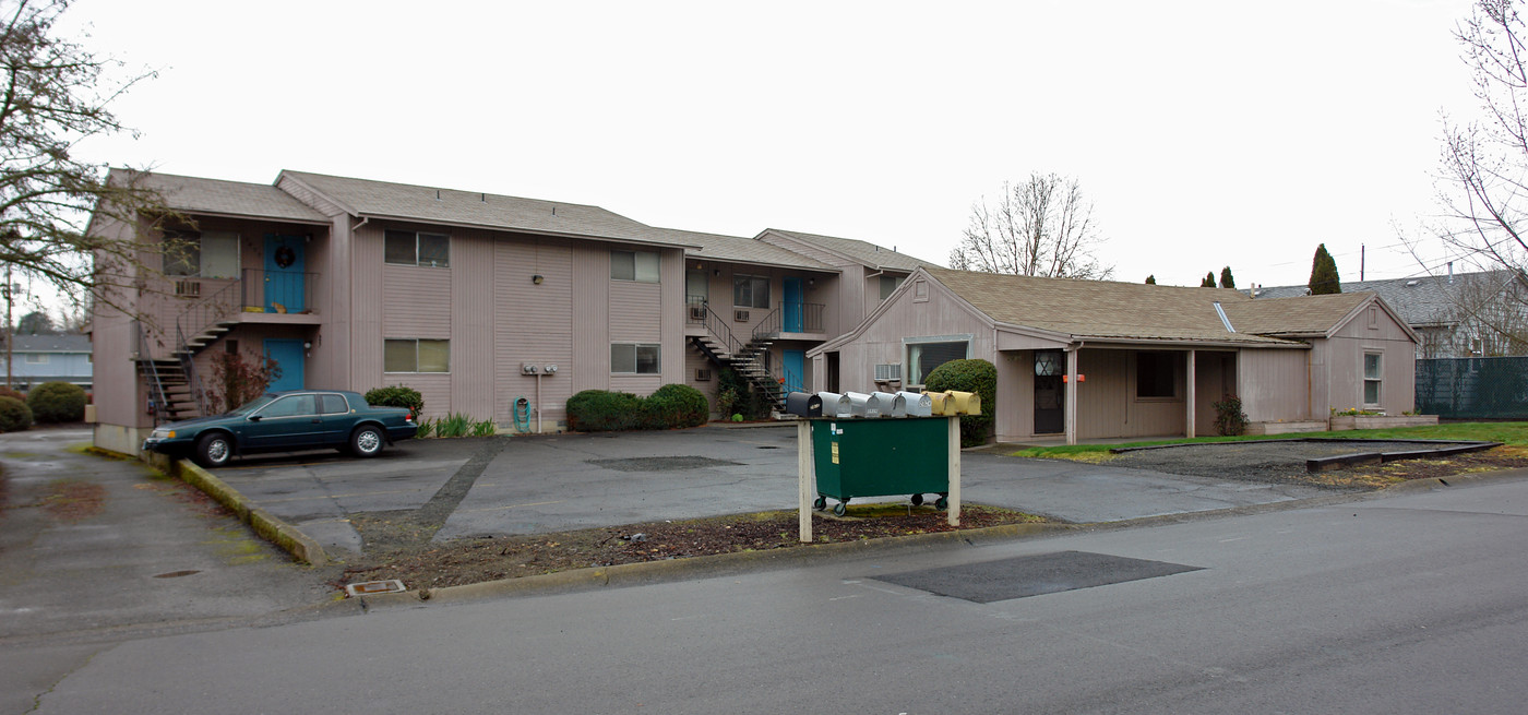 2812-2832 W Jay Ave in Roseburg, OR - Foto de edificio