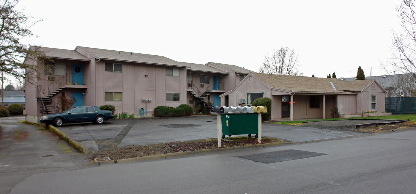 2812-2832 W Jay Ave in Roseburg, OR - Building Photo