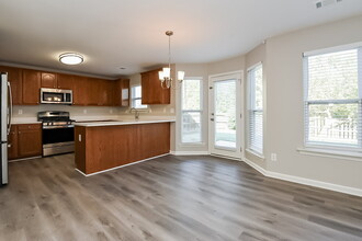 138 Hidden Lake Cir in Canton, GA - Building Photo - Building Photo